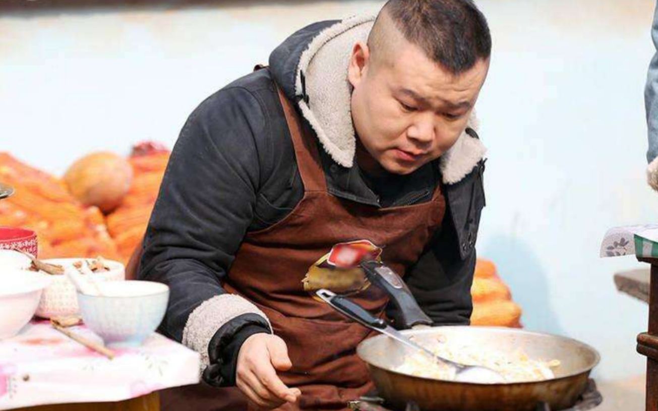 德云社演员做饭合集,岳云鹏现场秀厨艺,手法娴熟一看就经常做饭
