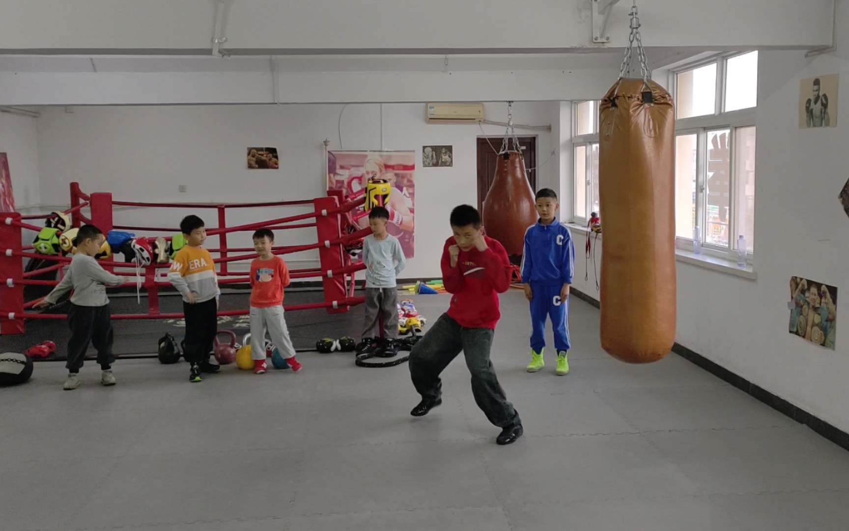 第一次拳击交叉步训练,孩子们千姿百态,个个人材!