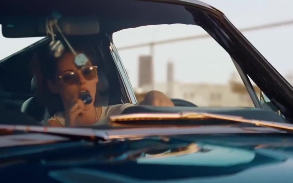 克里斯汀开野马耍酷