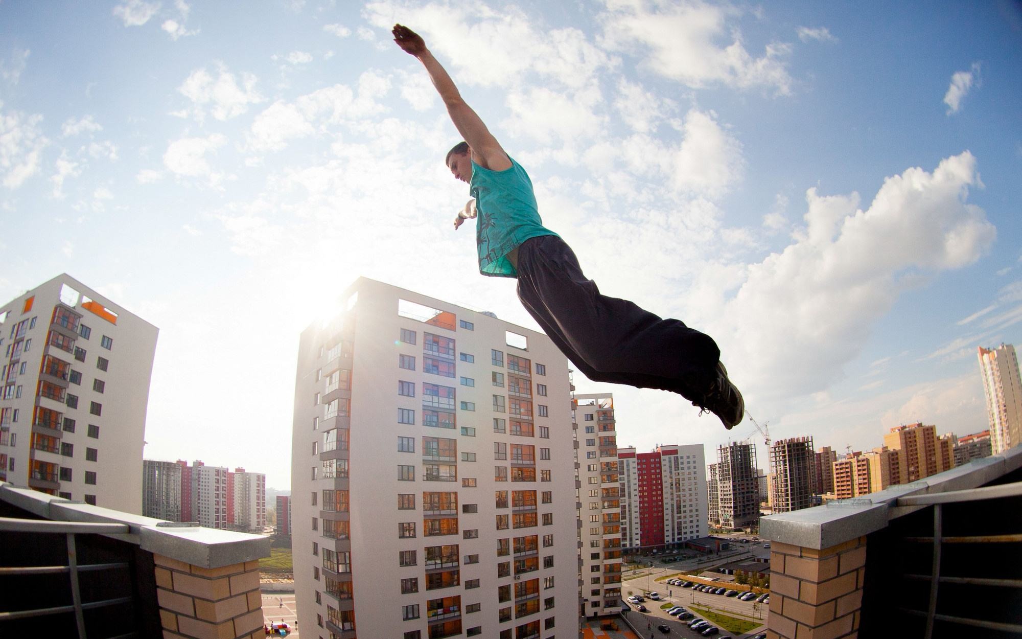 刺激!不做死就不会死!真人版蜘蛛侠现身都市,国外小哥跑酷锦集