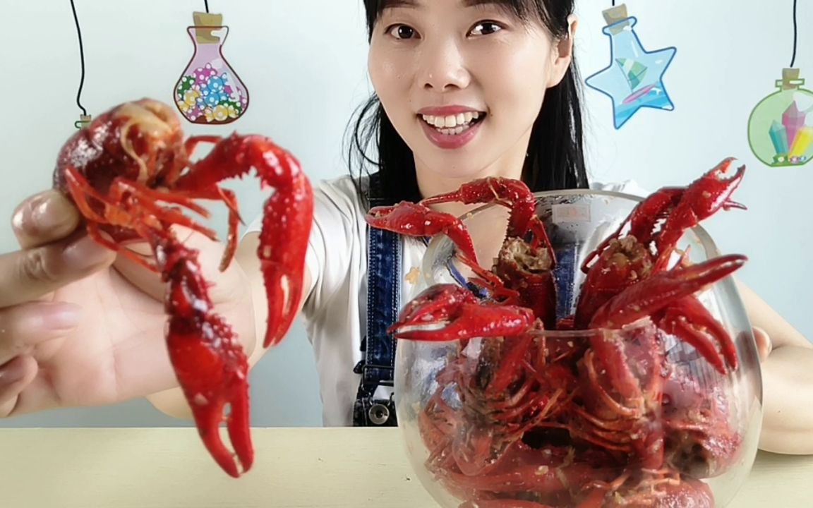 妹子吃超大杯蒜蓉小龙虾虾黄满满肉鲜嫩手法利落吃相馋人