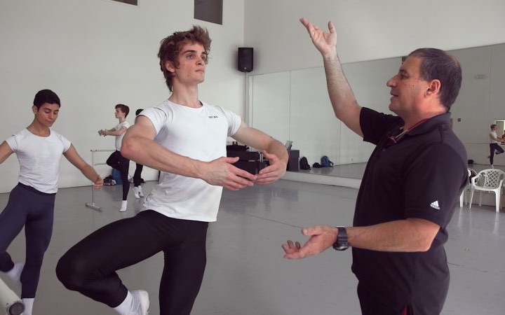 芭蕾纪录片〕古巴小帅哥carlos valdès在美国芭蕾学校度过艰难的