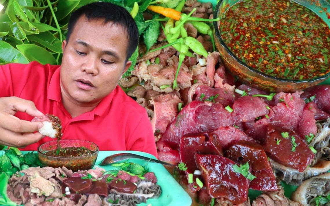 泰国萨瓦迪卡小黑最新吃播视频生吃新鲜的猪肉和猪肝好生猛