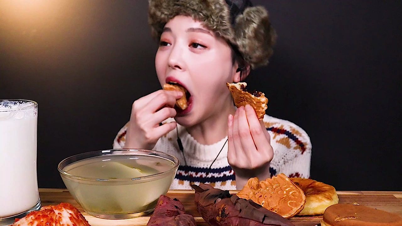迎合冬天的装扮eatwithboki韩国美女吃播文福姬小姐姐寒冷的冬日餐