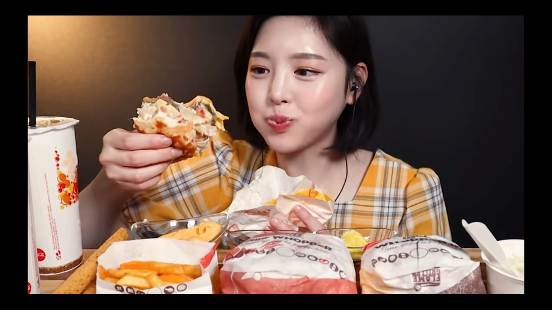 【boki中字吃播】汉堡王三种汉堡,薯条,洋葱圈,炸鸡块_哔哩哔哩_bili