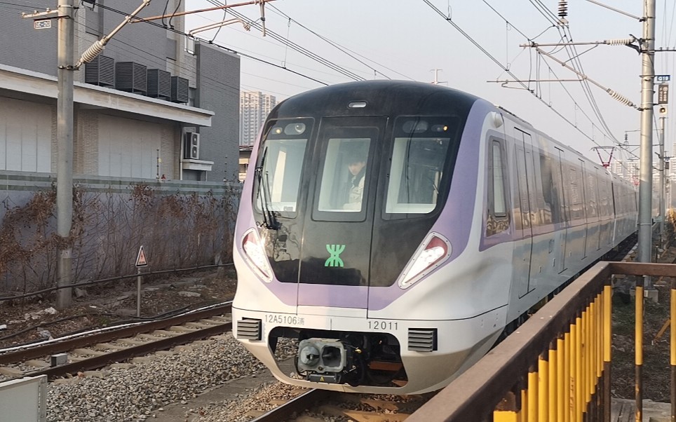 深圳地铁12号线1201号车中车浦镇试车道口制动新版庞巴迪牵引