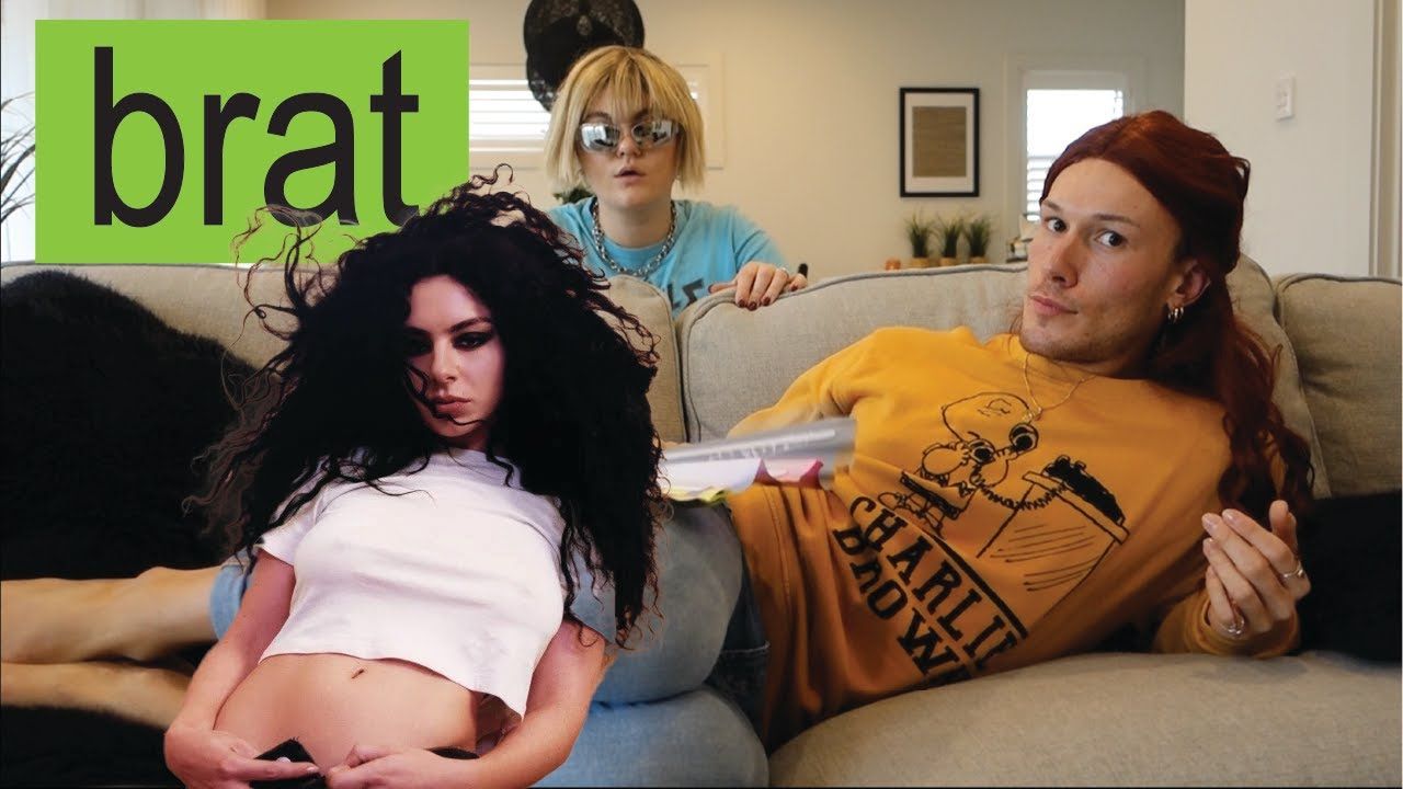 Hot girls react BRAT Charli xcx哔哩哔哩bilibili