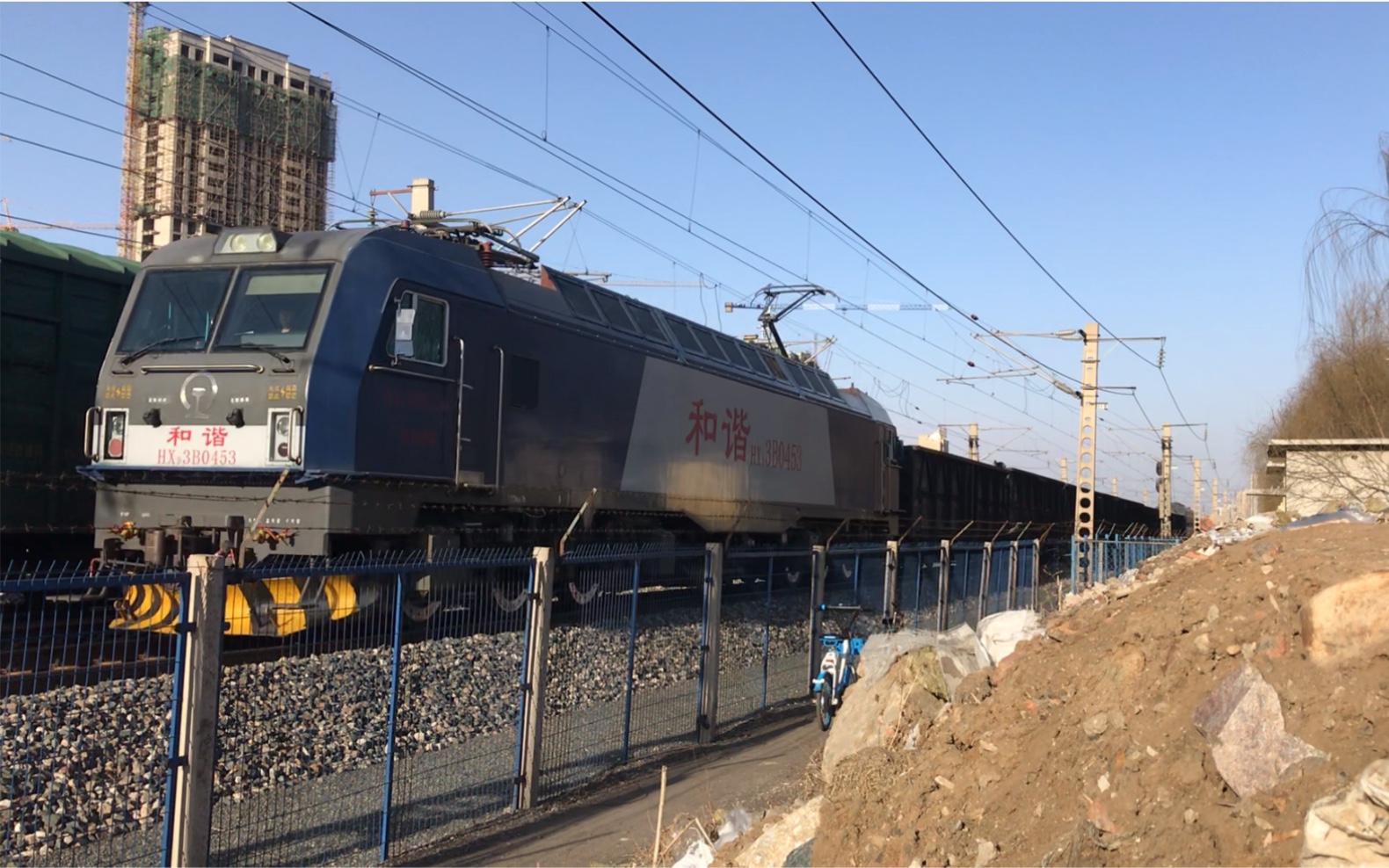 于虎线上行沈局苏段hxd3b0453牵引90202次(敞车军列)通过 与下行hxd2