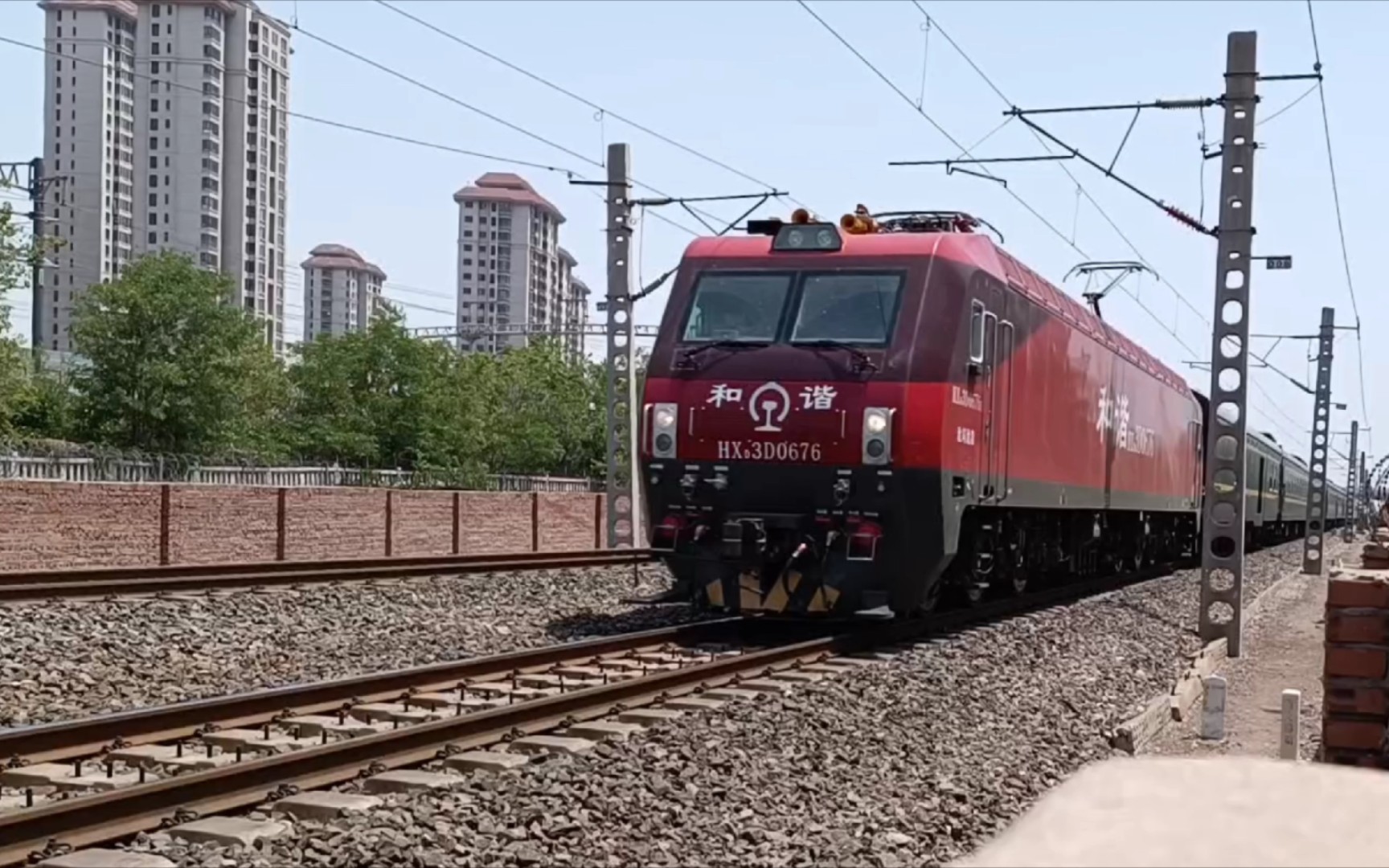 hxd3d0676牵引首班恢复开行的牡广神车k728次接近天津站四号楼