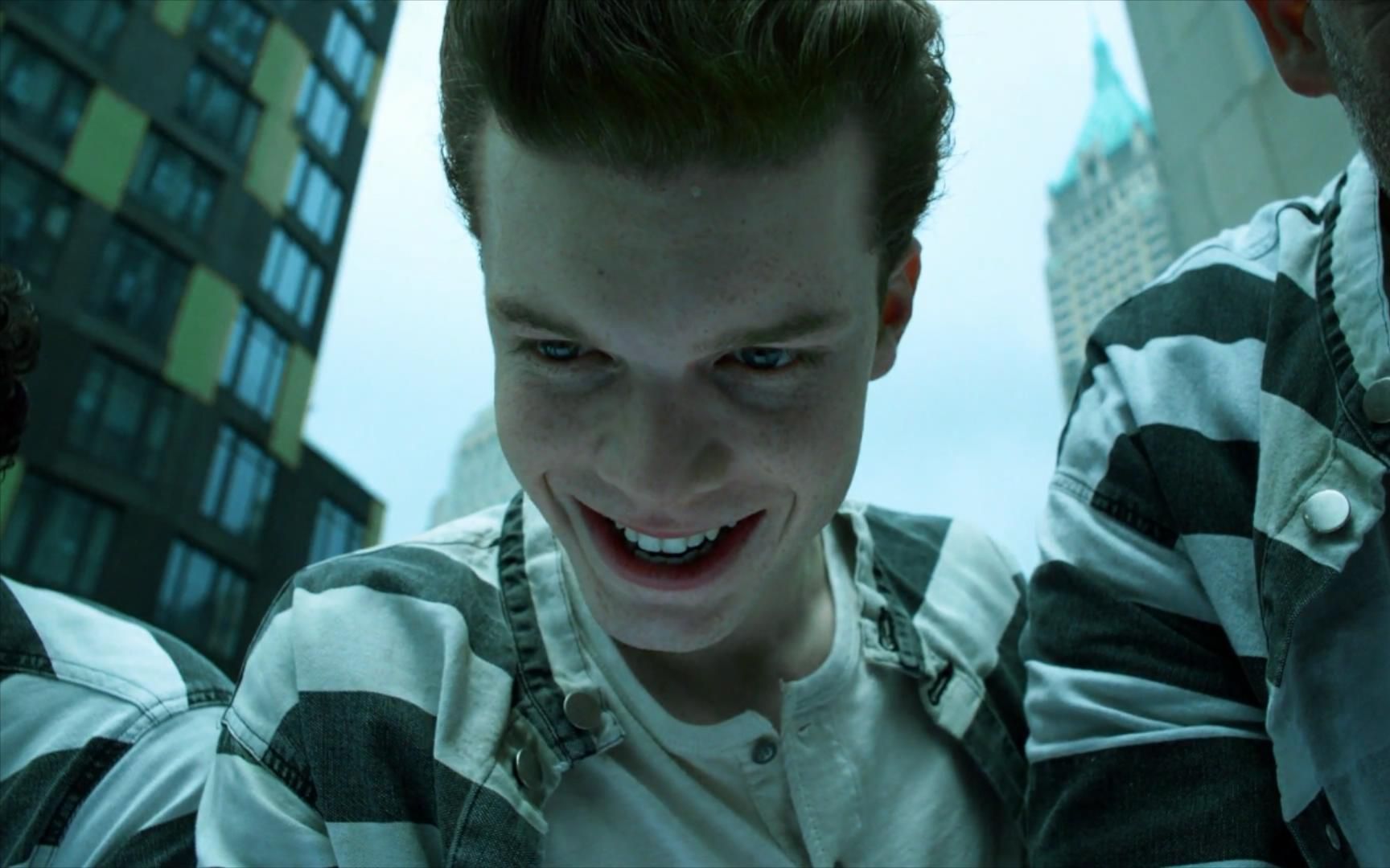 【哥谭小丑】"疯子帮"成立,小丑开始展露头角,新闻报社楼顶杀人_哔哩