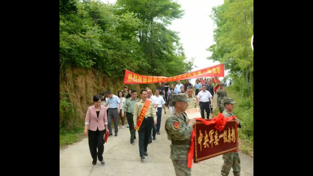 胡昌华,湖北罗田,西北工业大学获工学博士学位,现为第二炮兵工程学院“导航制导与控制”国家重点学科带头人、教授、博士生导师.国家教学名师,...