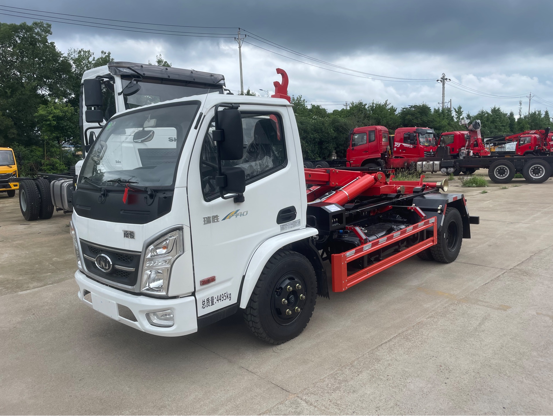 南骏汽车蓝牌钩臂垃圾清运车