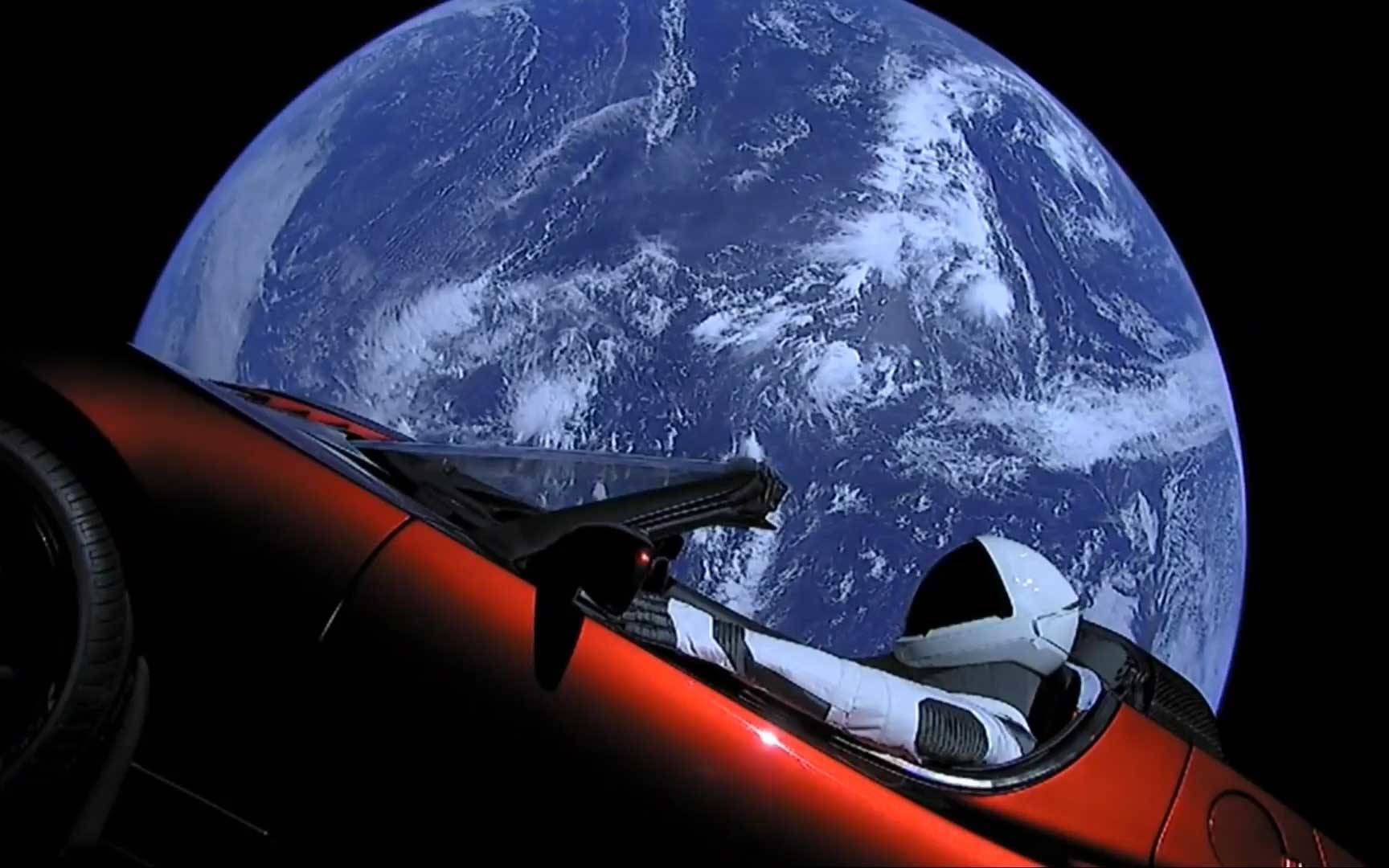 马斯克用火箭将特斯拉汽车送上太空,并回收火箭