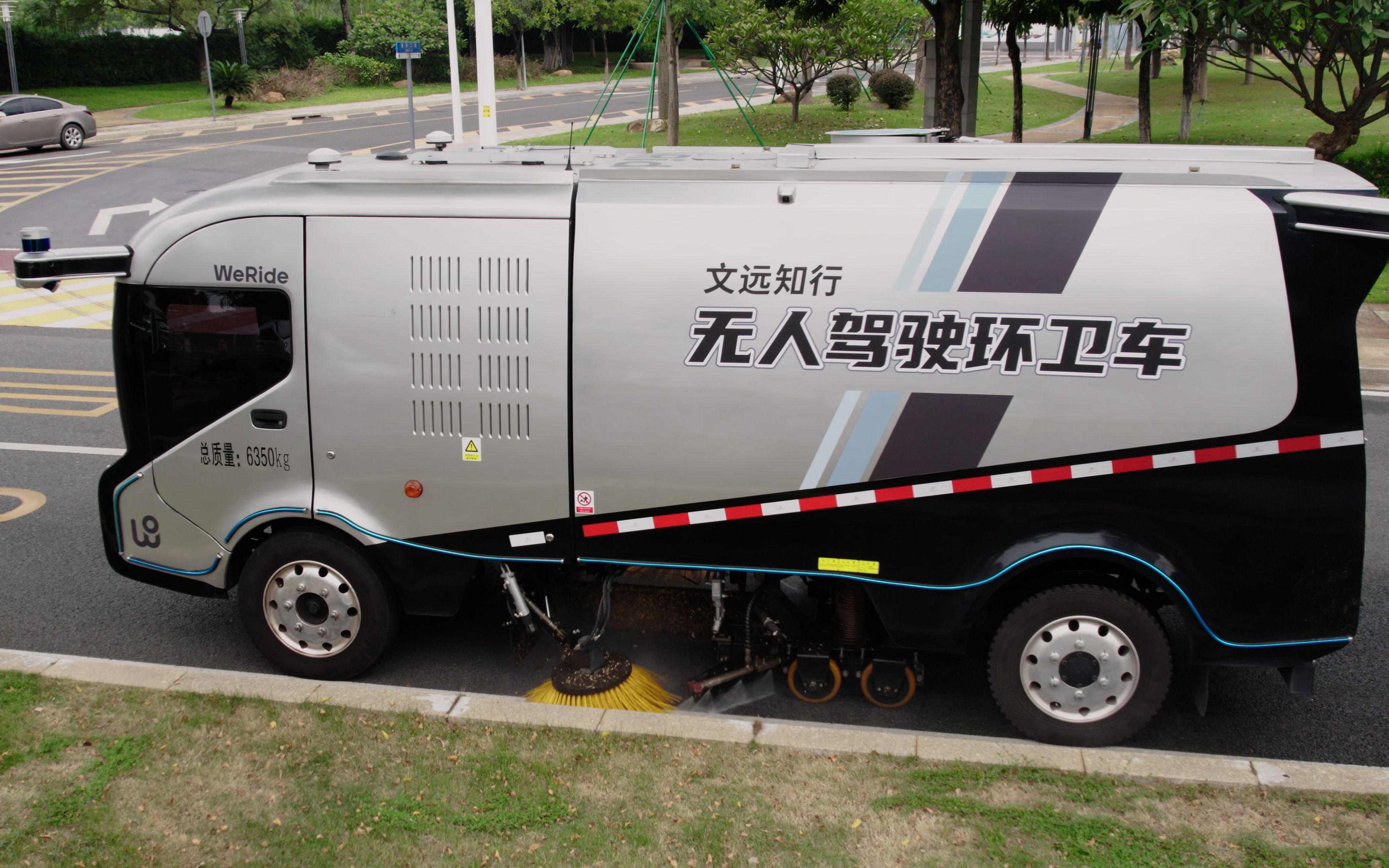 广州路上看到无人环卫车,自动对道路清扫,洒水和消杀,清洁工失业时代