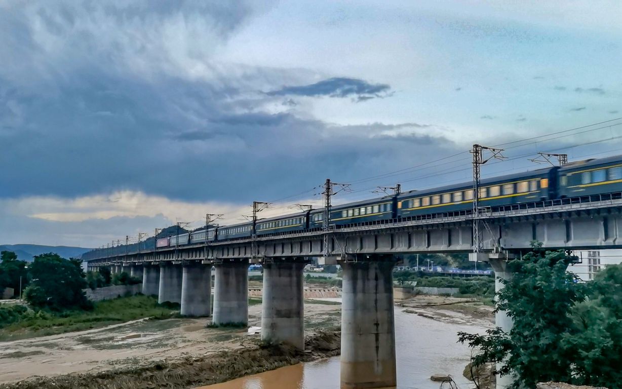 西局西段hxd3d电力机车牵引西安乌海西k1686次列车上行通过包西铁路