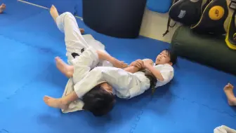 束手就擒！男生被女生标准十字固降服