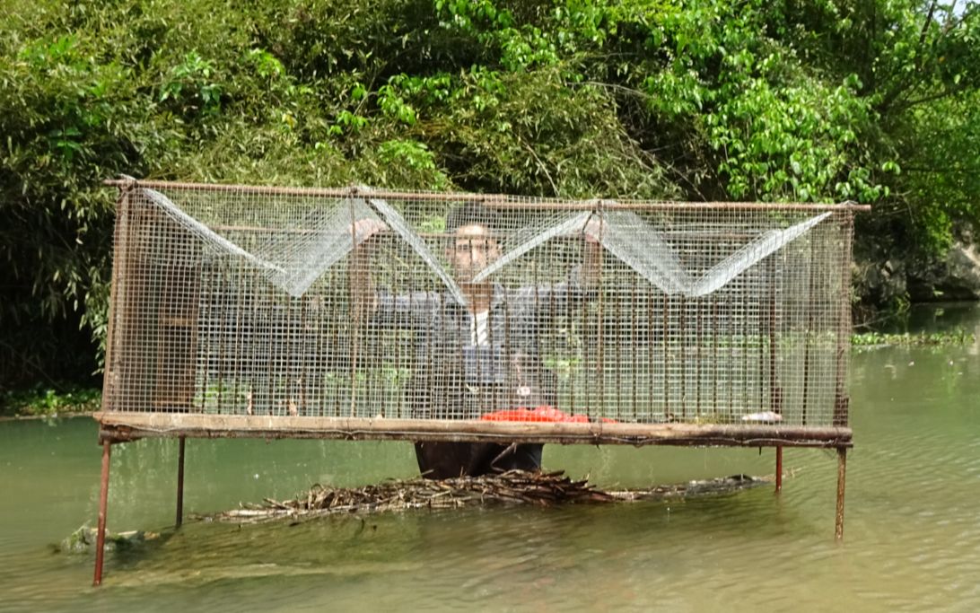 小莫利用100多斤大铁箱布置自动捕鱼装置收获太给力了