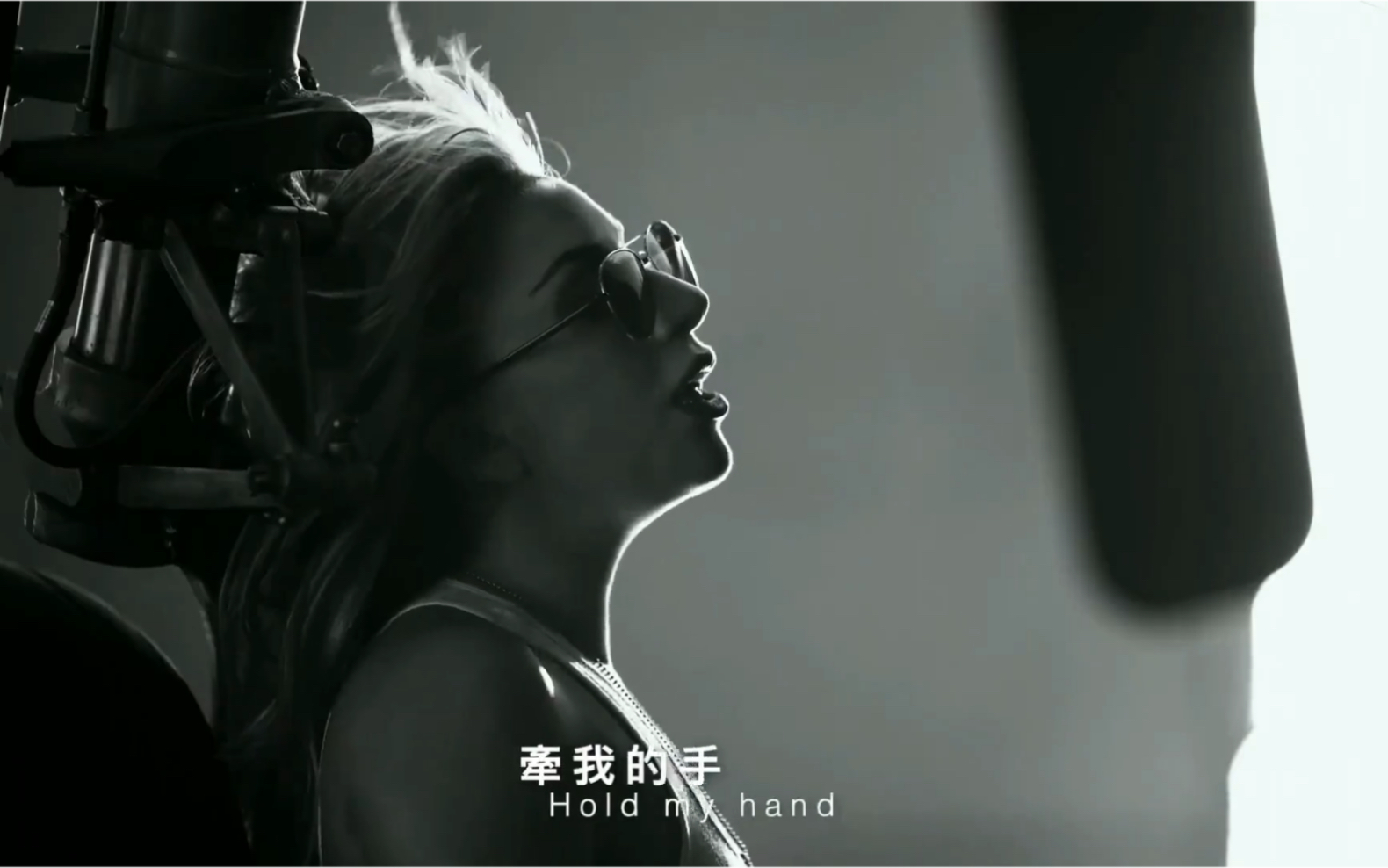 [图]女神卡卡 Lady Gaga - 牵我的手 Hold My Hand