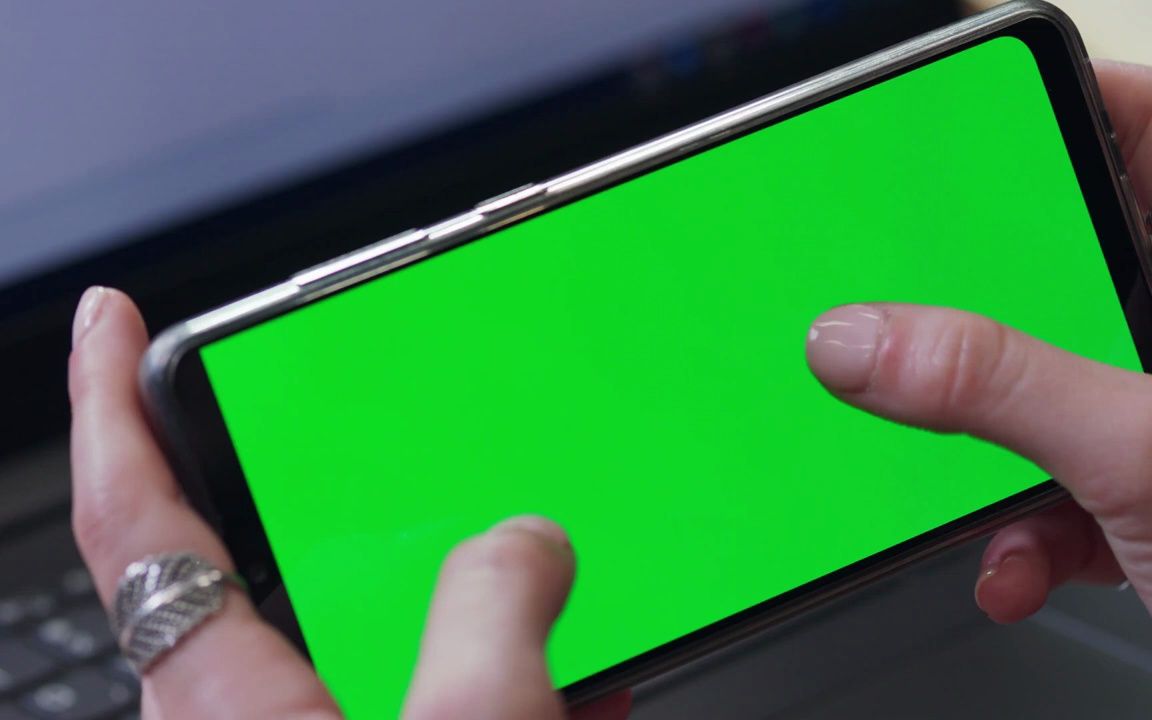 绿幕抠像高清免费视频手机剪4k辑素材女子手机玩游戏