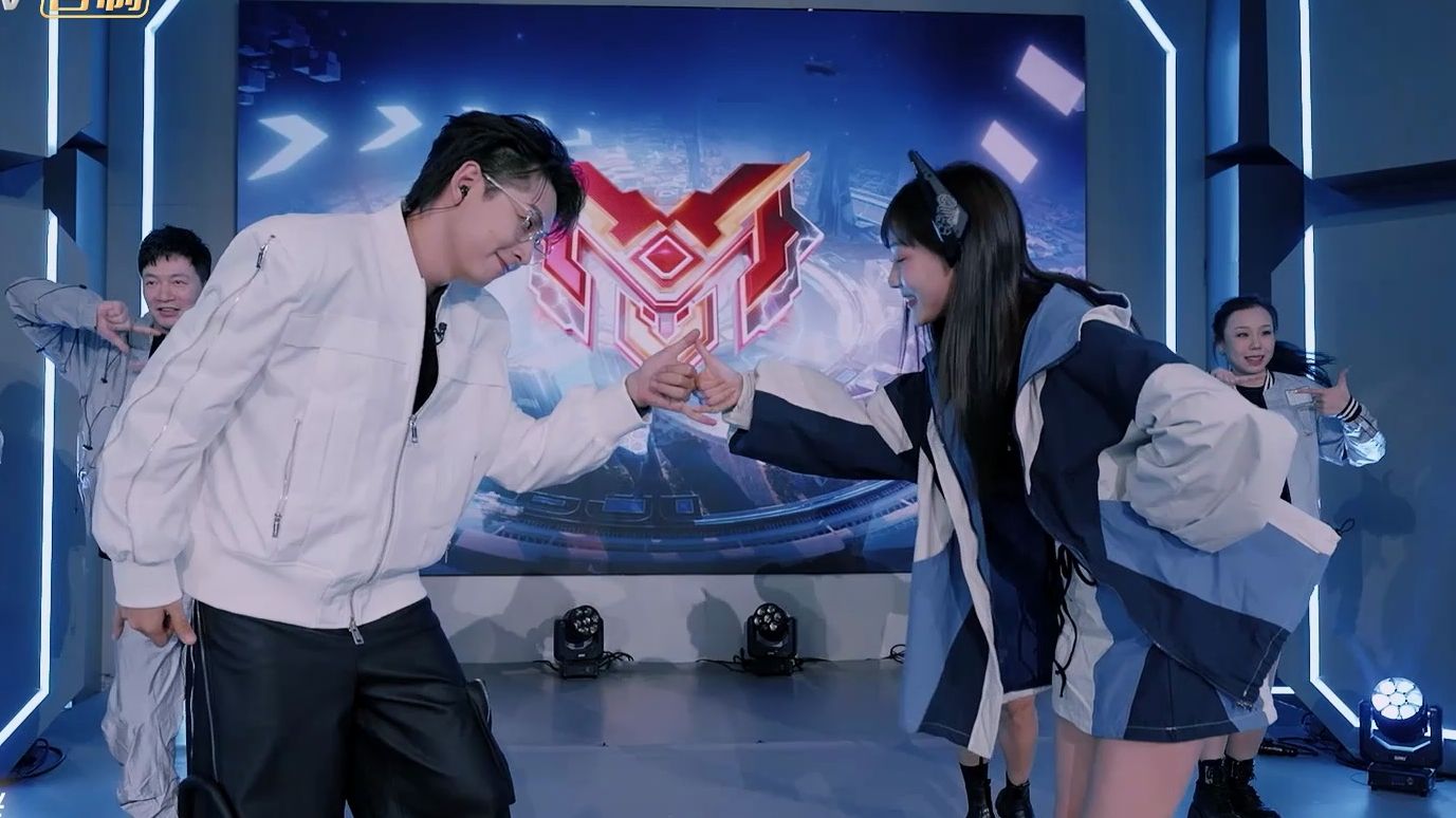 齐思钧李艺彤一起跳舞啦