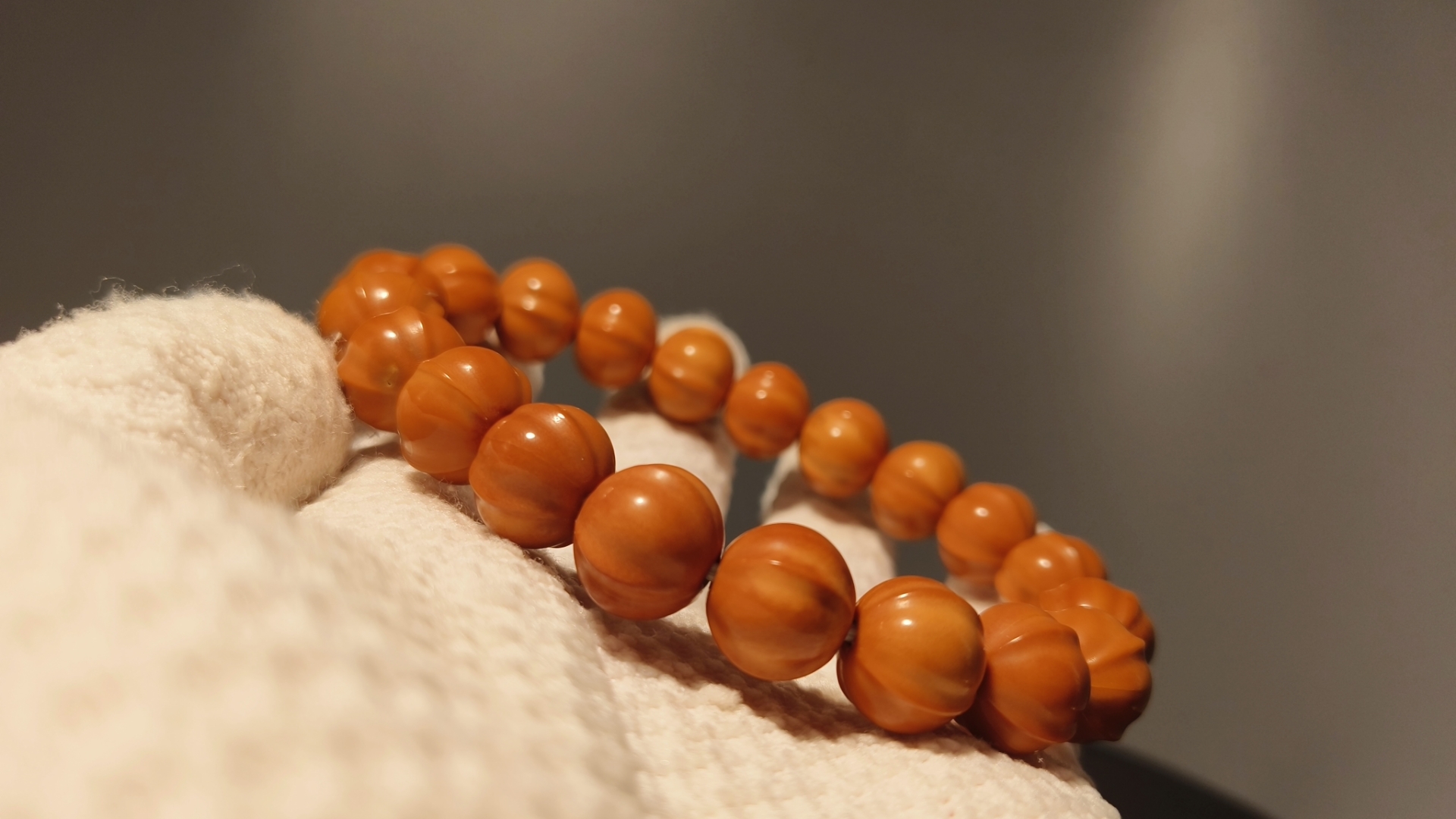 【拍卖】猴头雕刻鲨鱼鳍手串1.4 50起拍每手 10 礼拜三晚9点截拍