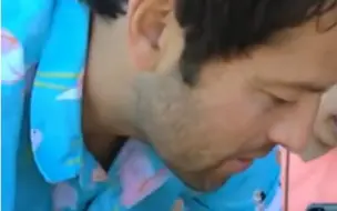 Descargar video: Misha meets a puppy!