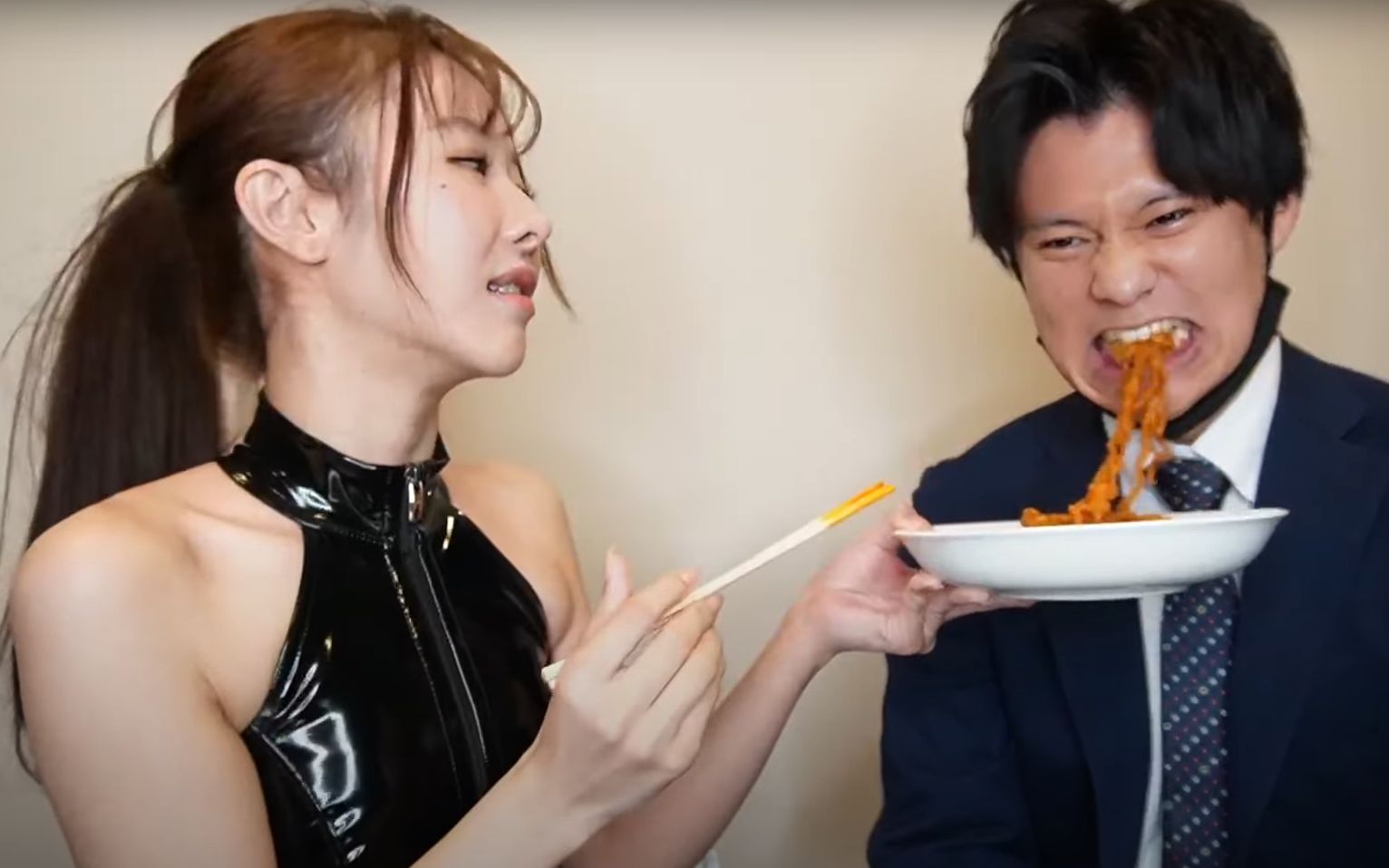 【栗山莉緒】喂食play！？穿着皮衣的姑娘，和擦汗的男人
