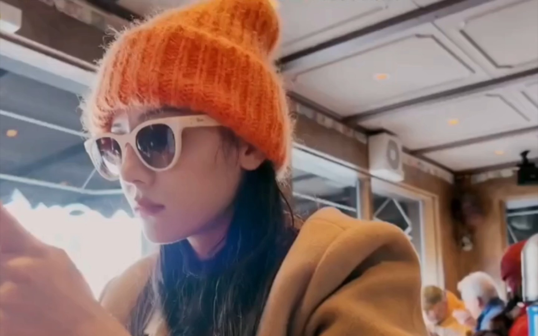 迪丽热巴近视600度,就连墨镜都是带度数的