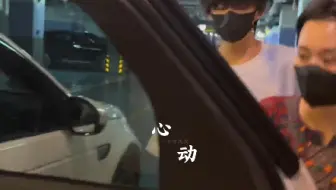 5.2陈浚铭去陈奕恒家，拿着礼物走，哼妈叫浚铭乖乖！哼妈铭爸说拜拜。你怎么知道我cp见家长了
