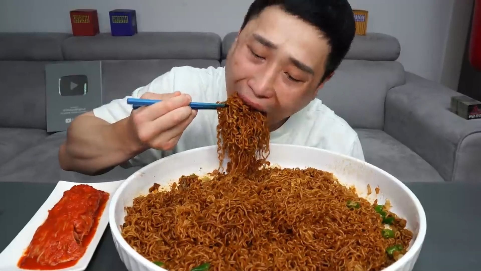 八袋新口味火鸡面配泡菜 吃播