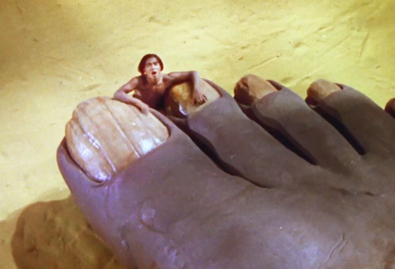 男孩捡到上古神瓶,里面竟然封印着大脚巨人