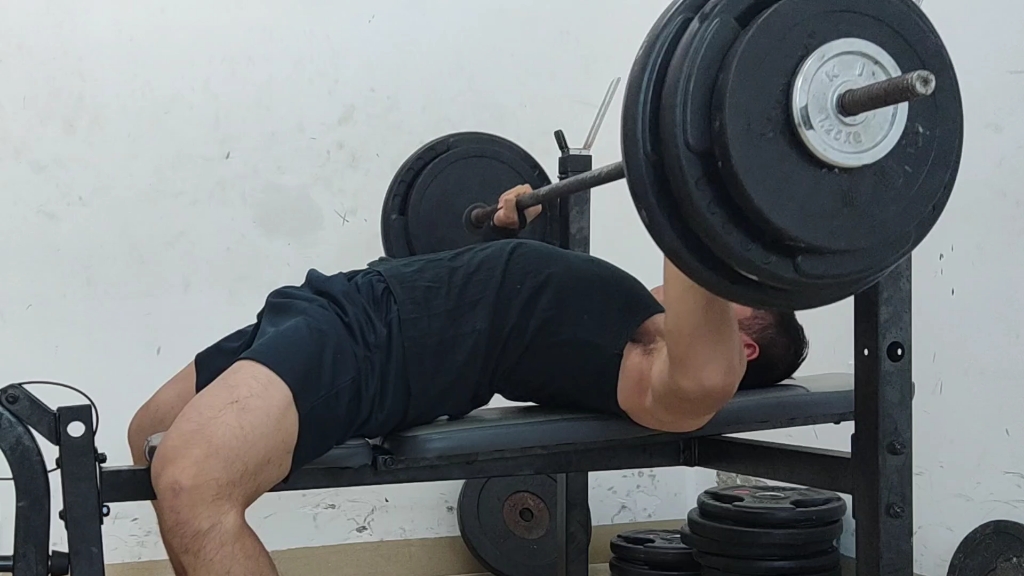 距离施瓦辛格说的新手卧推120kg做组我还有差距,卧推118kg5次10组勉强