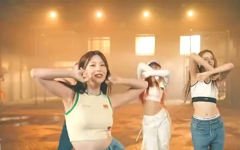 [图]STAYC 今日更新《Not Like You》 Performance Video 舞蹈版公开