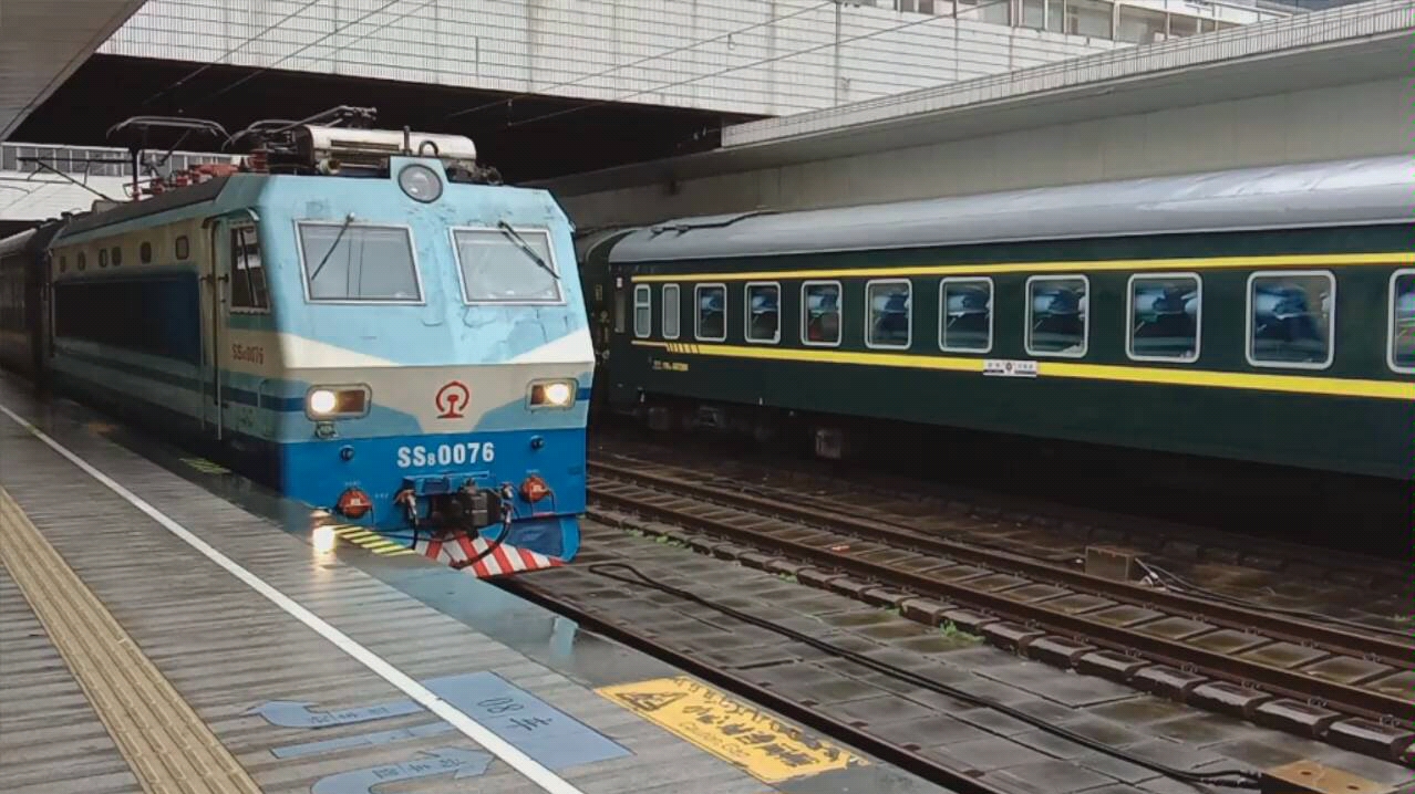 z8006次列车出站-广九直通车进站