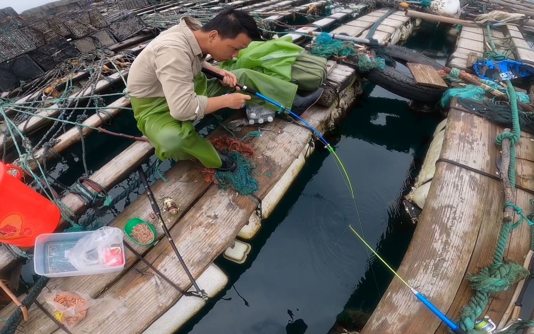 小伙鱼排上钓鱼,蹲守几小时终于等到几个月不见的台湾品种_哔哩哔哩