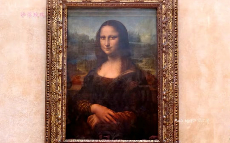 近距离实拍蒙娜丽莎画作被扔蛋糕
