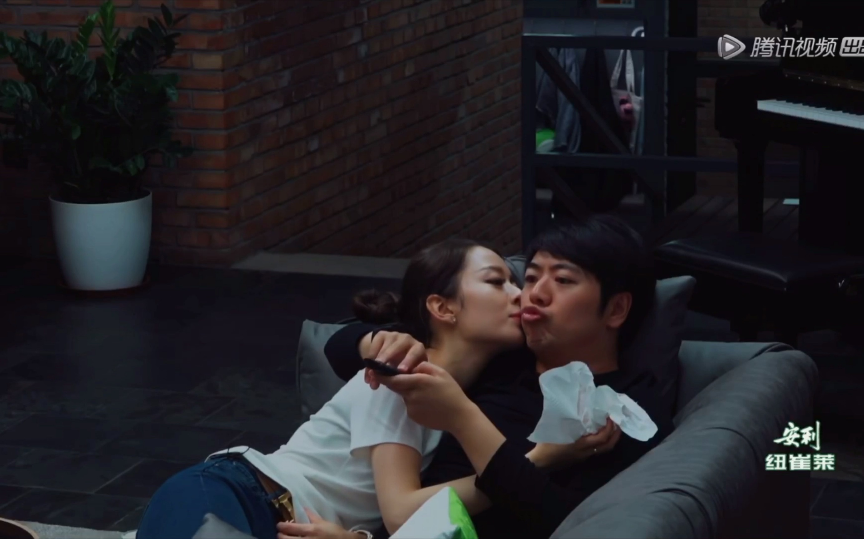 【幸福三重奏】郎朗吉娜甜蜜躺沙发 看杨紫马天宇的《我的莫格利男孩