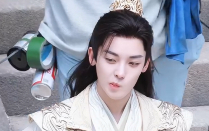 白色雪兔一只 歪嘴嘴小百里 喝喝又吃吃【侯明昊】白色情人节快乐