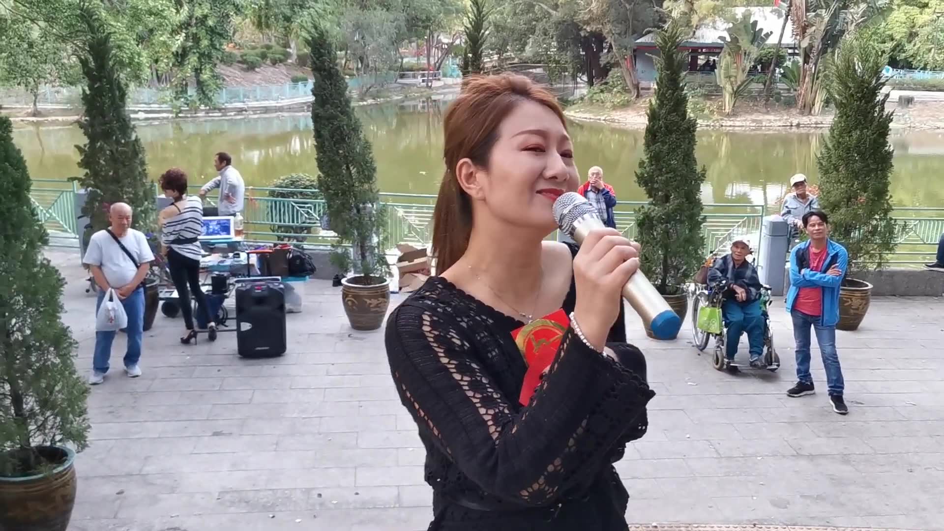 街头歌手芯仪翻唱怀旧歌曲《夜空》歌声甜美,好听极了_哔哩哔哩_bili