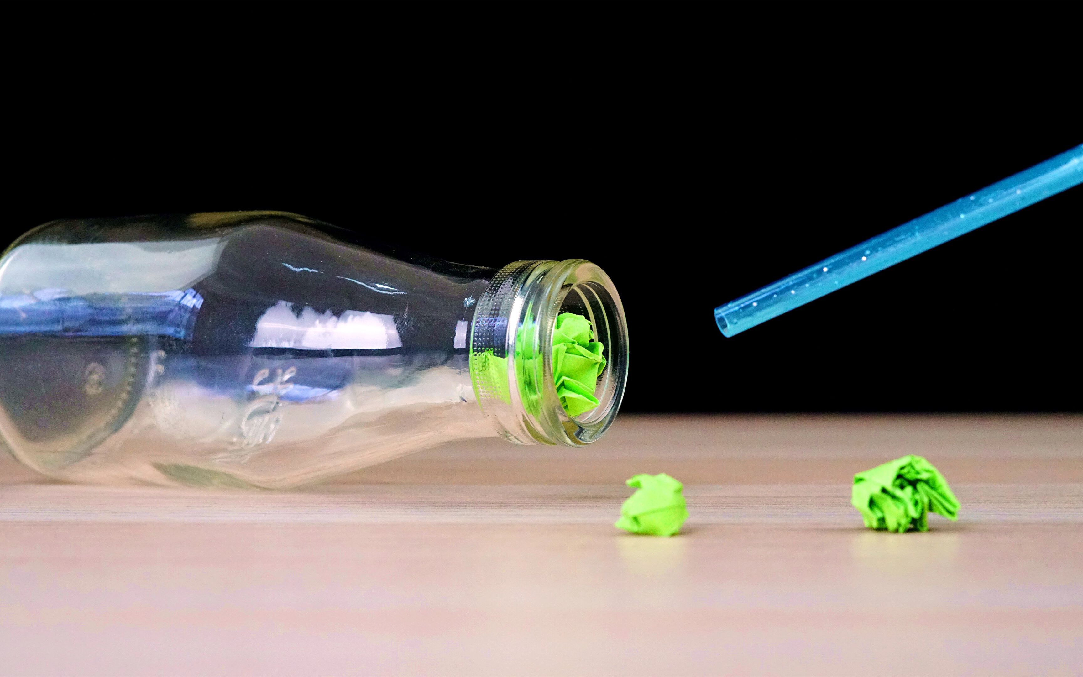 对着瓶口的纸团吹气,越吹纸团越往瓶外跑@魔力科学小实验【中字】