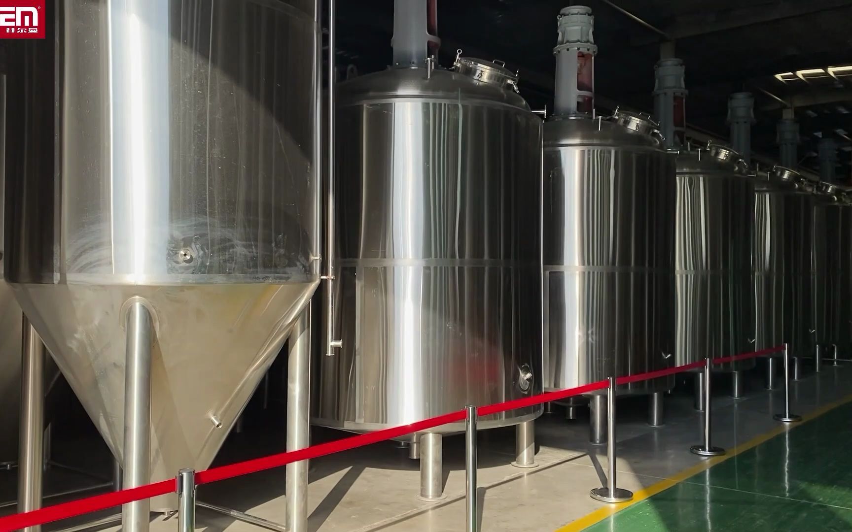 赫尔曼啤酒发酵罐工厂实拍,高端精酿啤酒设备专业生产厂家