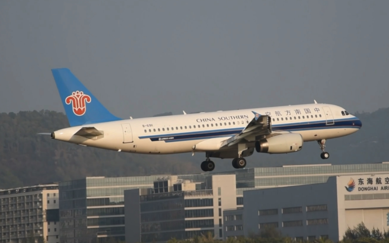 【4k60】中国南方航空公司a320-200落地深圳宝安国际机场跑道15_哔哩