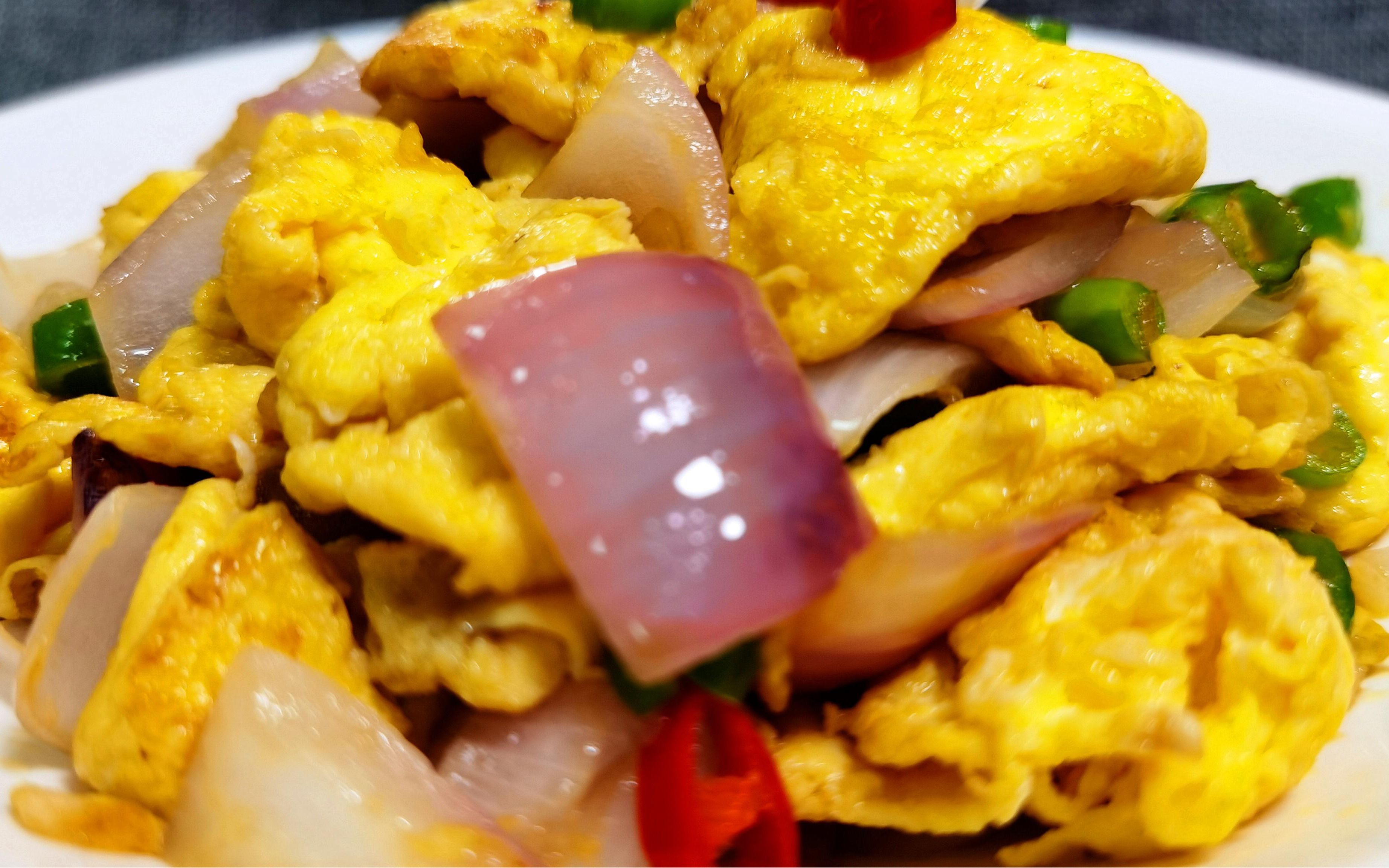 看饭店大厨是如何炒洋葱鸡蛋的,烹饪技术太棒了,下锅顺序很重要