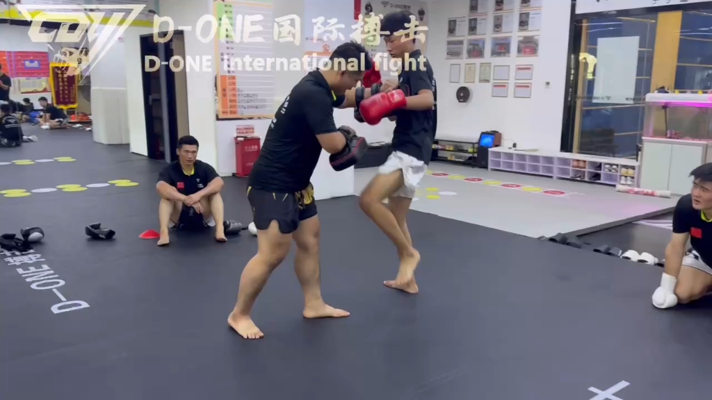 d-one搏击国际俱乐部散打防身术对练