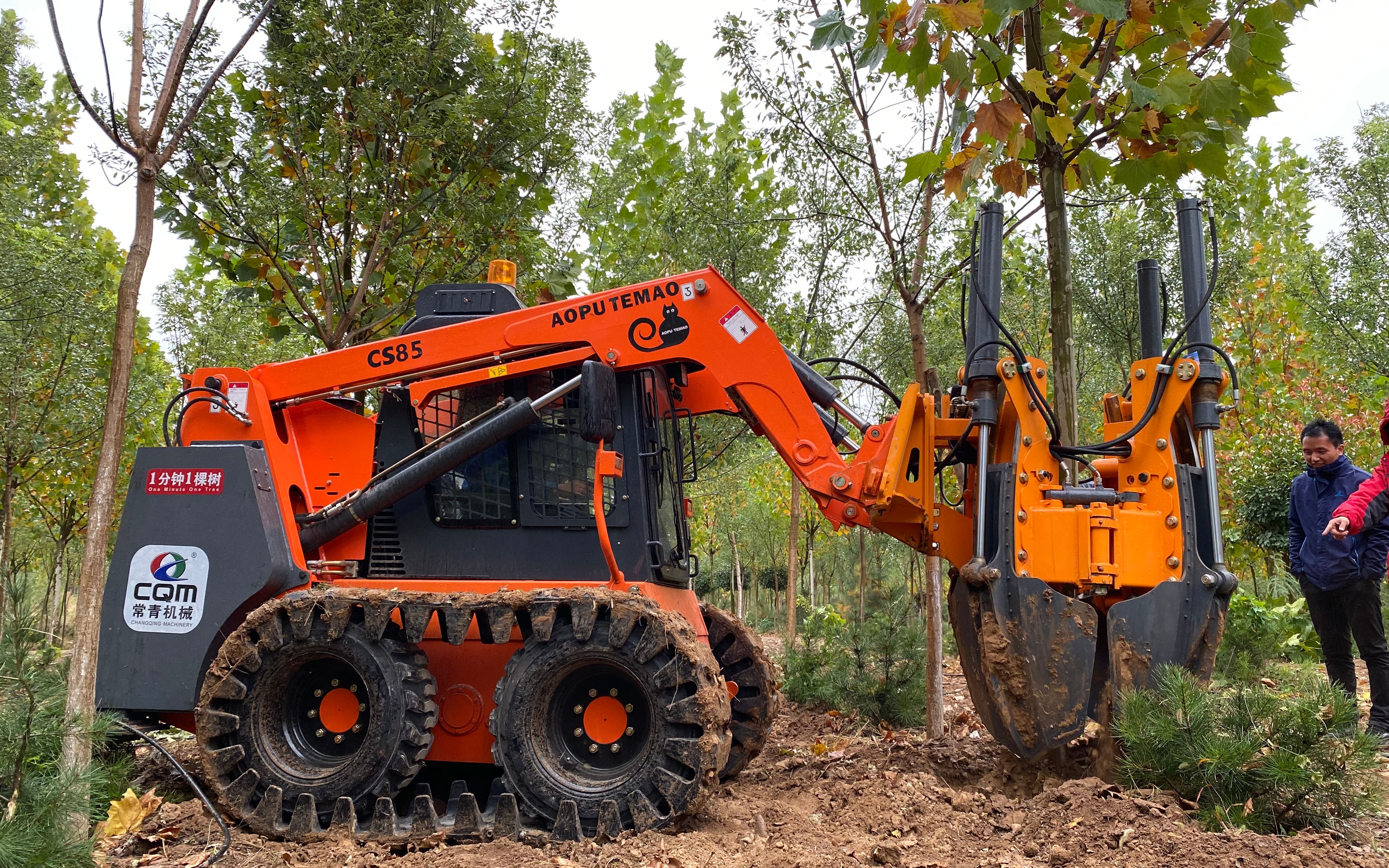 国产小型履带挖树机和德国小型挖树机视频中的机器比怎么样?