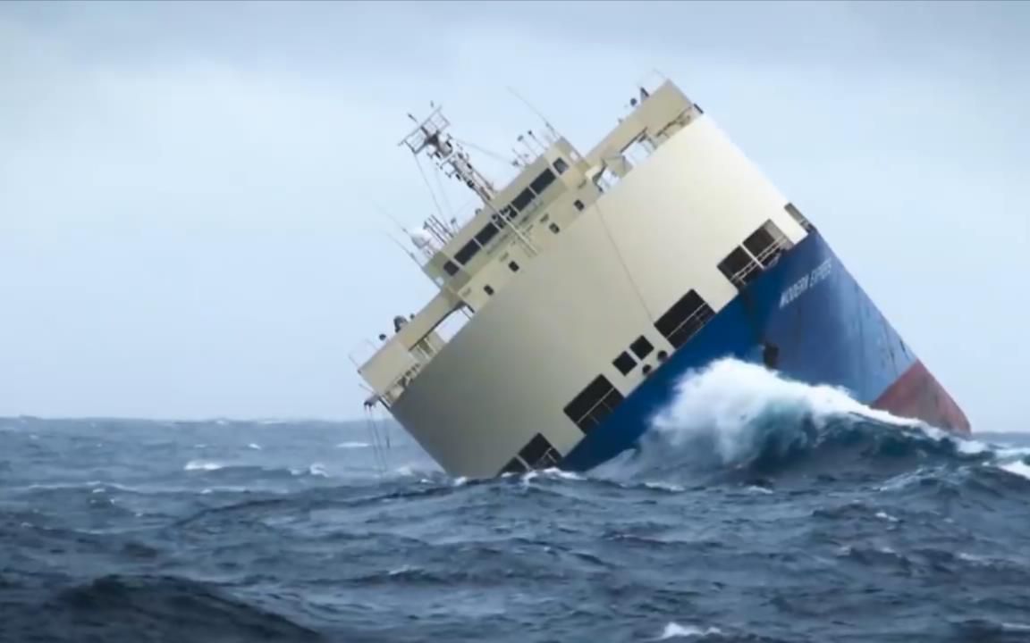 看35000吨的大货船被暴风吹歪如何在海上救援罕见的现场实拍