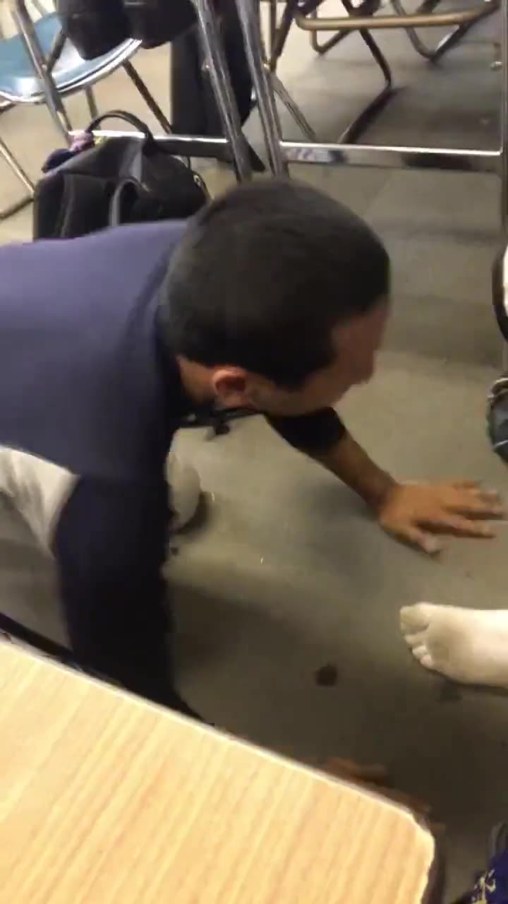 队友训练后的脚臭让这个高中棒球体育生陷入抓狂