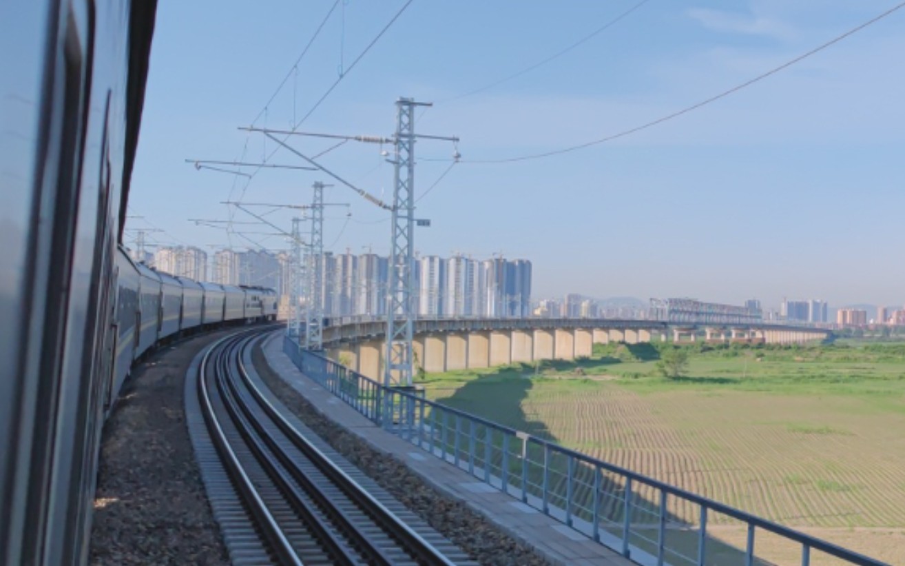 k1393次列车通过佳木斯松花江铁路大桥