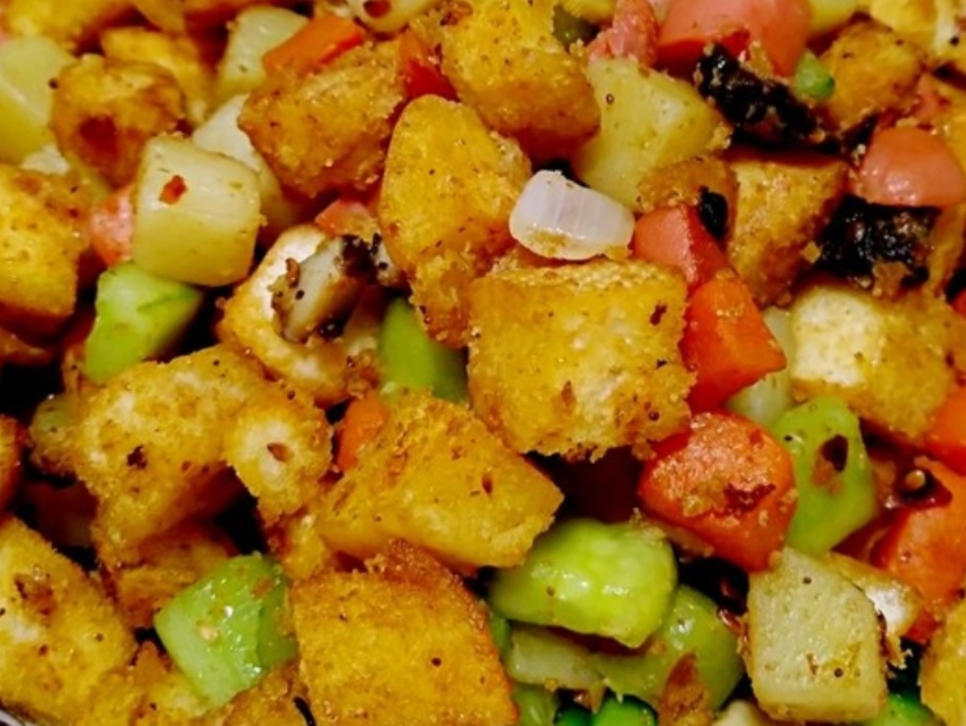 双椒鸡蛋炒馒头丁