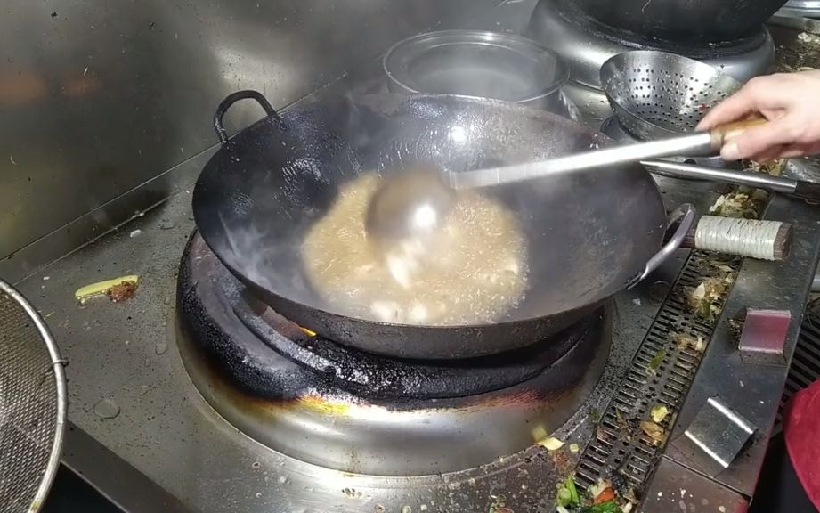 【盒饭】饭店新来一个80后大厨,看他这颠锅的姿势,大家觉得能值多少